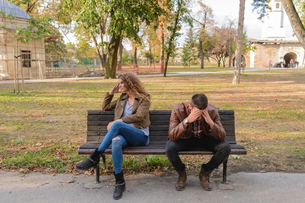 How to cooperate with SEO specialists - Toxic relationship couple sitting on a bench